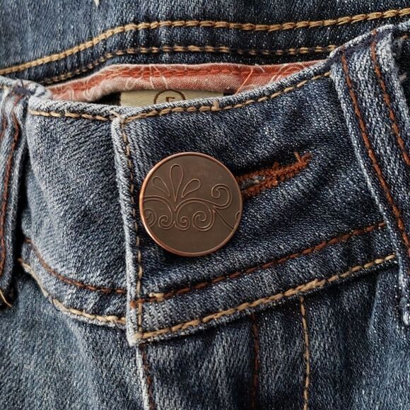 Refuge Junior's Denim Low Waisted Capri Pants - Picture 3 of 6